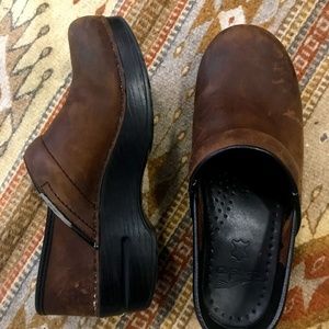 Brown leather Dansko clogs size 37